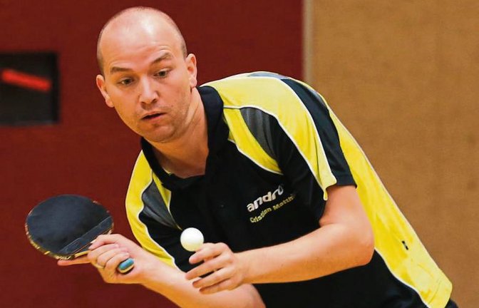 Christian Matthias hat mit dem TSV Ensingen dem TSV Hochdorf bereits die vierte Saisonniederlage in der Tischtennis-Bezirksklasse zugefügt. Foto: Küppers