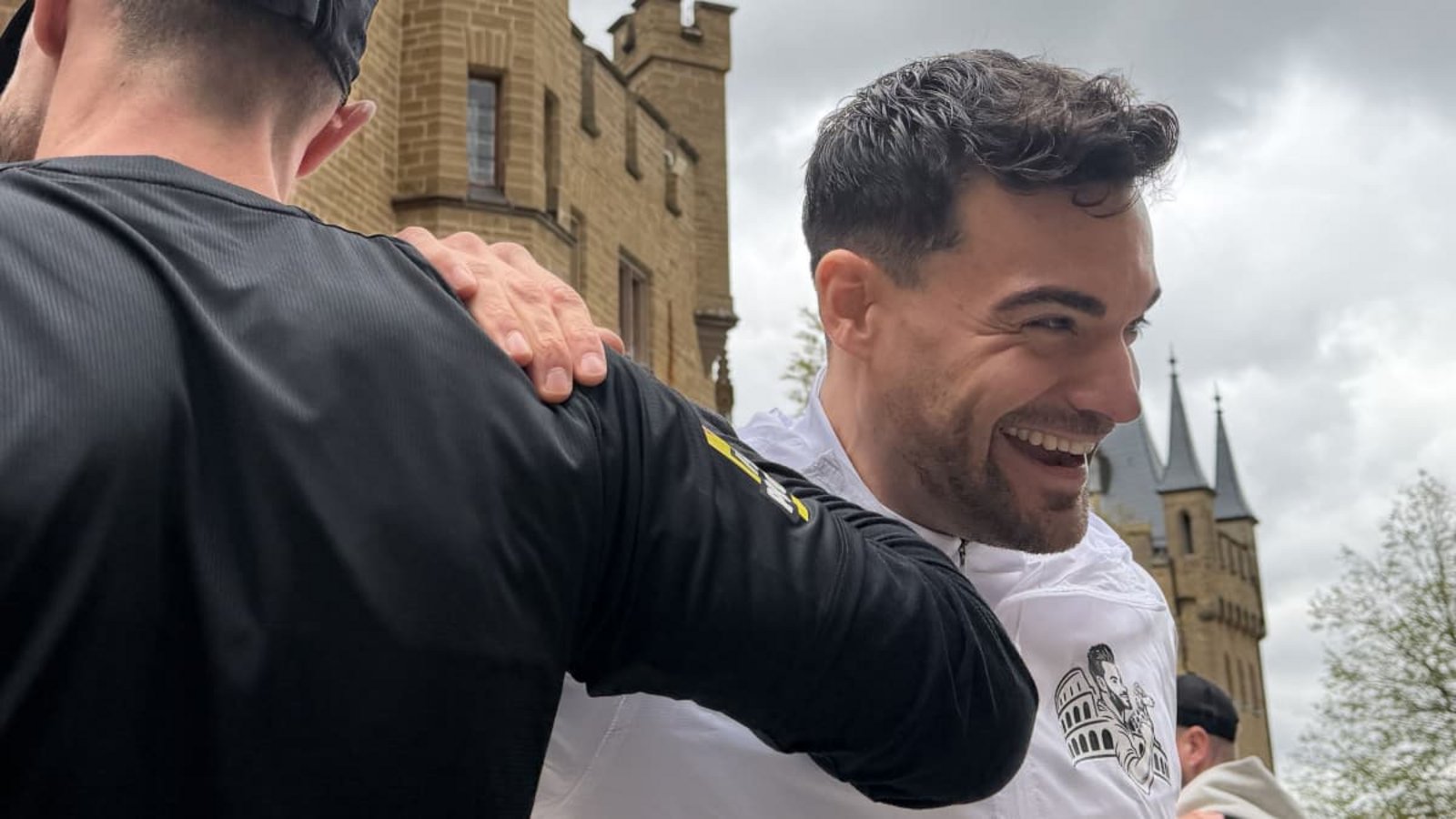 Stefano Zarrella bereitet sich mit Aufwärmübungen auf den Start des Laufs nach Rom vor.Alexander Kauffmann