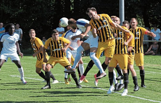 Endlich wieder im Spiel, aber vor allem auch im Training um den Ball zu kämpfen, das wünschen sich die meisten Amateurfußballer laut einer DFB-Umfrage. Foto: Archiv/Nachreiner