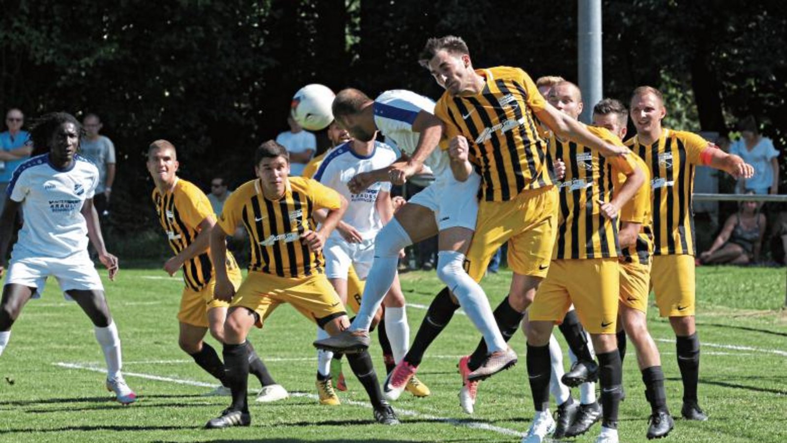 Endlich wieder im Spiel, aber vor allem auch im Training um den Ball zu kämpfen, das wünschen sich die meisten Amateurfußballer laut einer DFB-Umfrage. Foto: Archiv/Nachreiner