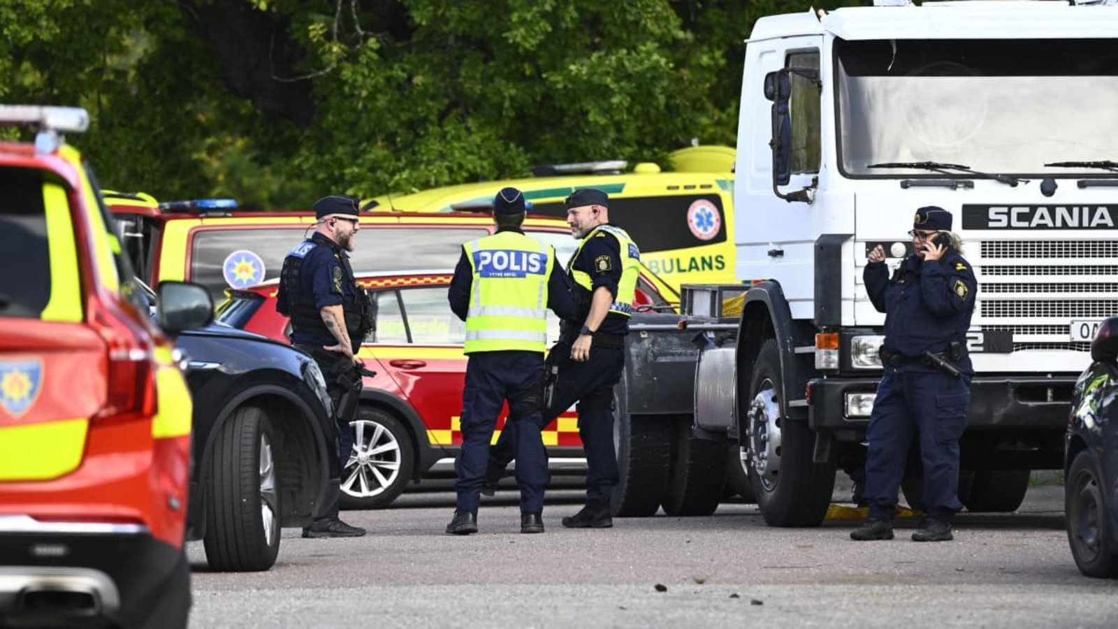 Polizei und Rettungskräfte im Einsatz vor der Brinellskolan.Fredrik Sandberg/TT News Agency/dpa