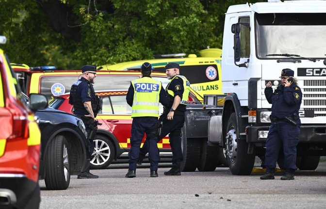 Polizei und Rettungskräfte im Einsatz vor der Brinellskolan.<span class='image-autor'>Fredrik Sandberg/TT News Agency/dpa</span>