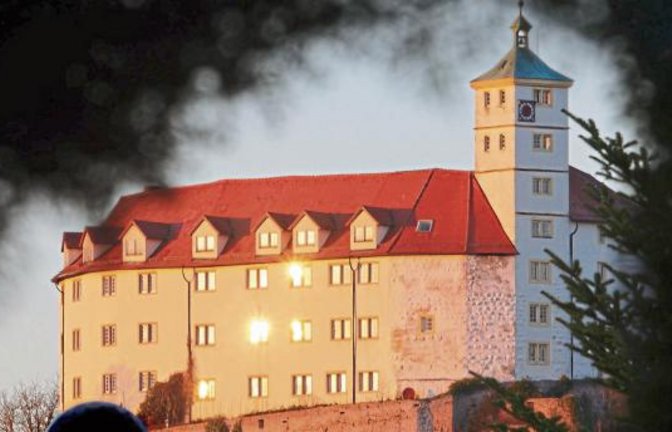 Dieses schöne Foto von Schloss Kaltenstein hat der Vaihinger Winfried Arnold vom Wolfsberg aus geschossen. Auf gestrige Nachfrage beim Finanzministerium in Stuttgart, ob es in Sachen „Wiederbelebung“ sprich Verpachtung etwas Neues gibt, wurde abgewunken. Aus vergaberechtlichen Gründen könne man dieser Informationsnachfrage leider derzeit nicht nachkommen. (sr)