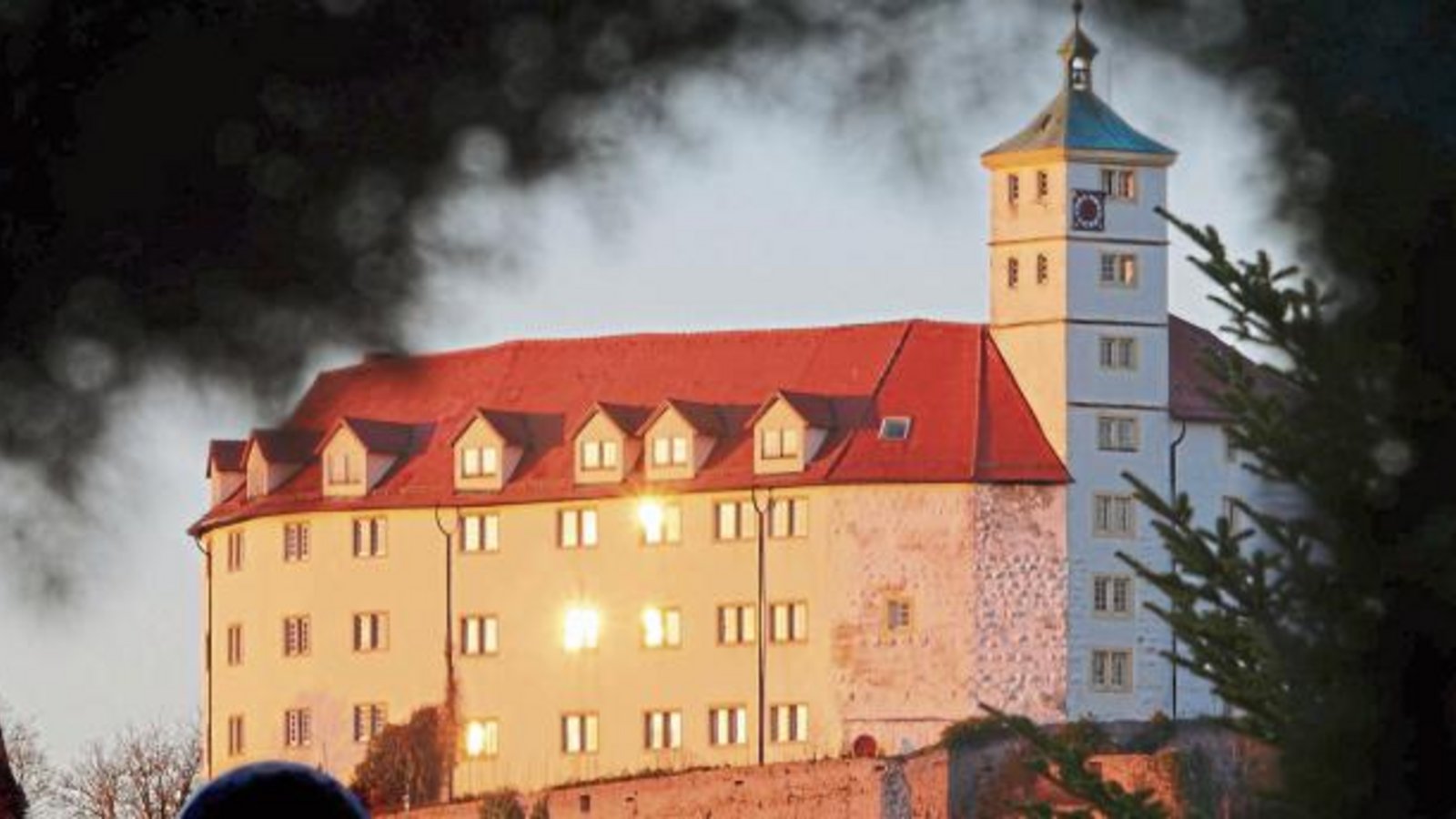 Dieses schöne Foto von Schloss Kaltenstein hat der Vaihinger Winfried Arnold vom Wolfsberg aus geschossen. Auf gestrige Nachfrage beim Finanzministerium in Stuttgart, ob es in Sachen „Wiederbelebung“ sprich Verpachtung etwas Neues gibt, wurde abgewunken. Aus vergaberechtlichen Gründen könne man dieser Informationsnachfrage leider derzeit nicht nachkommen. (sr) Dieses schöne Foto von Schloss Kaltenstein hat der Vaihinger Winfried Arnold vom Wolfsberg aus geschossen. Auf gestrige Nachfrage beim Finanzministerium in Stuttgart, ob es in Sachen „Wiederbelebung“ sprich Verpachtung etwas Neues gibt, wurde abgewunken. Aus vergaberechtlichen Gründen könne man dieser Informationsnachfrage leider derzeit nicht nachkommen. (sr)