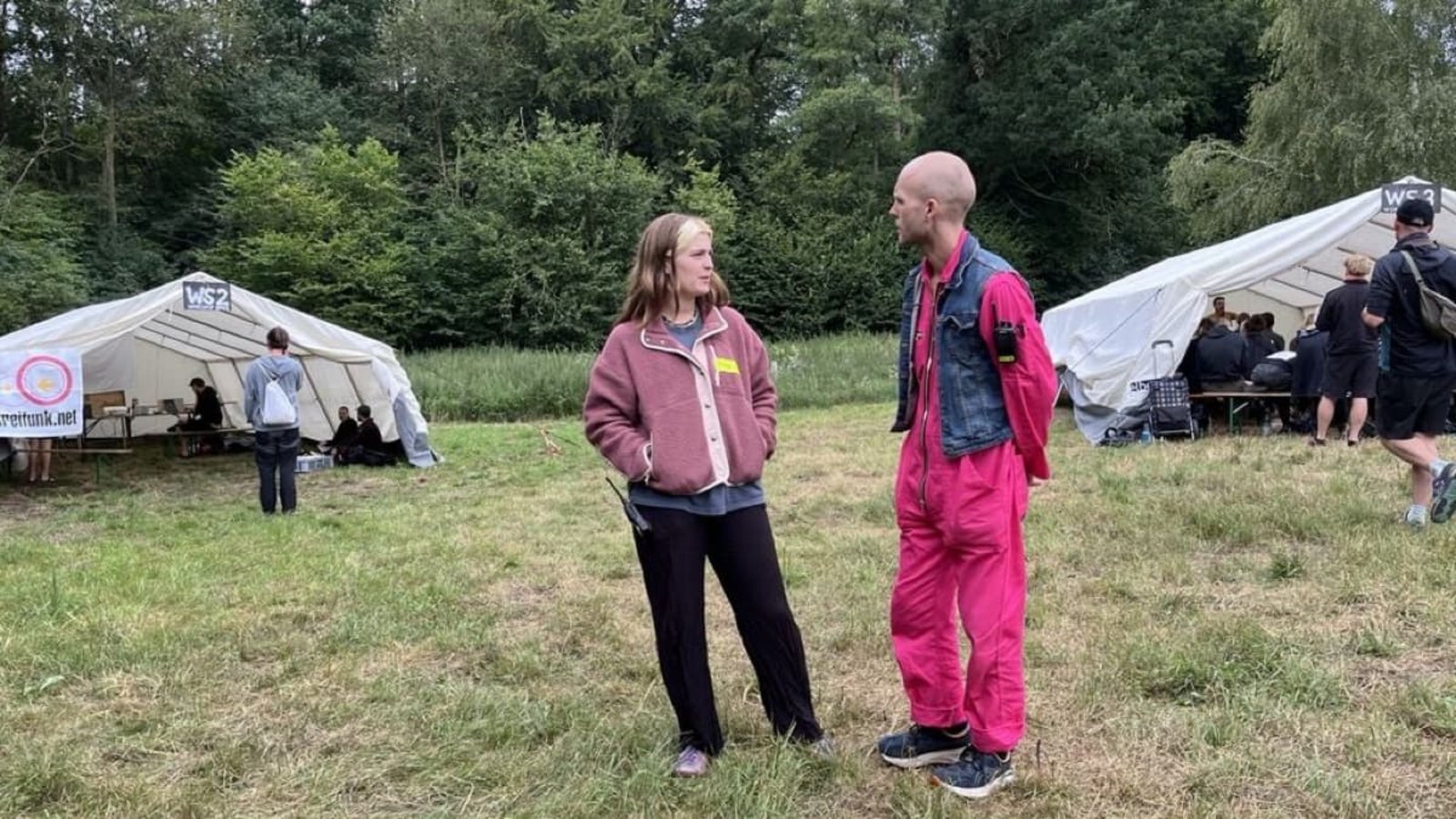 Therese und Gerriet waren lange in der Klimabewegung aktiv. Nun haben sie das Kollapscamp mitorganisiert.Rebekka Wiese