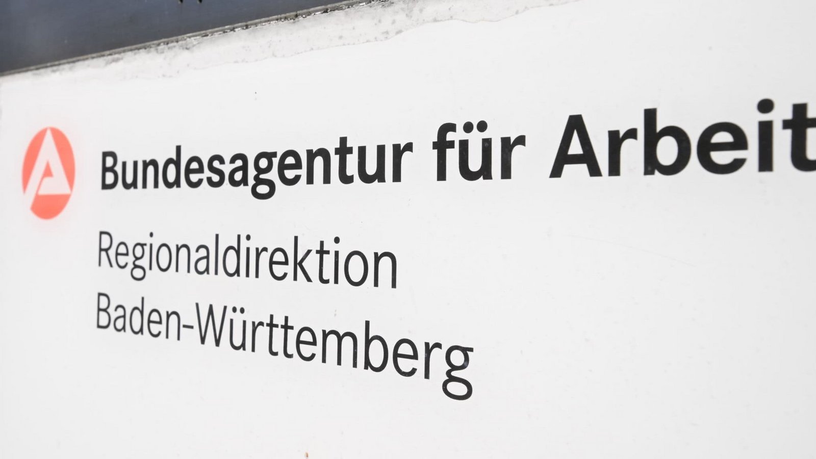 Ein Schild mit der Aufschrift "Bundesagentur für Arbeit Regionaldirektion Baden-Württemberg" hängt am Eingang der Regionaldirektion in Stuttgart. (zu dpa: «Arbeitslosigkeit im Juli in Baden-Württemberg gestiegen»)Bernd Weißbrod/dpa