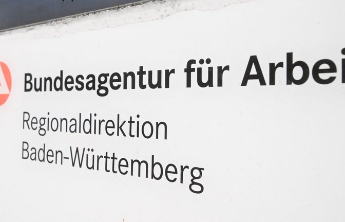 Ein Schild mit der Aufschrift "Bundesagentur für Arbeit Regionaldirektion Baden-Württemberg" hängt am Eingang der Regionaldirektion in Stuttgart. (zu dpa: «Arbeitslosigkeit im Juli in Baden-Württemberg gestiegen»)<span class='image-autor'>Bernd Weißbrod/dpa</span>