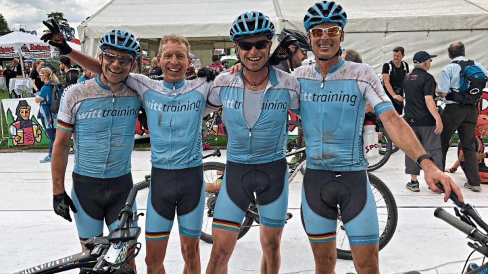 Dirk Hentschel, Jens Böhmig, Stefan Bäuerle und Wolf-Thorsten Witt (von links) waren im Schwarzwald als Team über 80 Kilometer und 2188 Höhenmeter erfolgreich am Start. Foto: privat