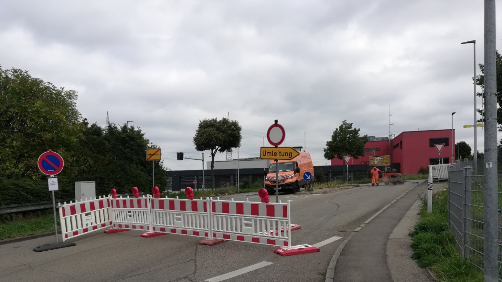 Wie angekündigt. Die Neue Bahnhofstraße in Vaihingen ist wegen Leitungsbauarbeiten vier Wochen lang gesperrt. Umleitung ist eingerichtet. Wenn sich der Lkw-Verkehr durch Aschmannstraße und Friedrich-Kraut-Straße quält, wird es spannend. Ersatzhaltestelle für den Busverkehr in der Grempstraße, Nähe Getränke Ackermann. Für die Feuerwehr wird natürlich eine Ausfahrtmöglichkeit gewährleistet. Foto: Arning Wie angekündigt. Die Neue Bahnhofstraße in Vaihingen ist wegen Leitungsbauarbeiten vier Wochen lang gesperrt. Umleitung ist eingerichtet. Wenn sich der Lkw-Verkehr durch Aschmannstraße und Friedrich-Kraut-Straße quält, wird es spannend. Ersatzhaltestelle für den Busverkehr in der Grempstraße, Nähe Getränke Ackermann. Für die Feuerwehr wird natürlich eine Ausfahrtmöglichkeit gewährleistet. Foto: Arning