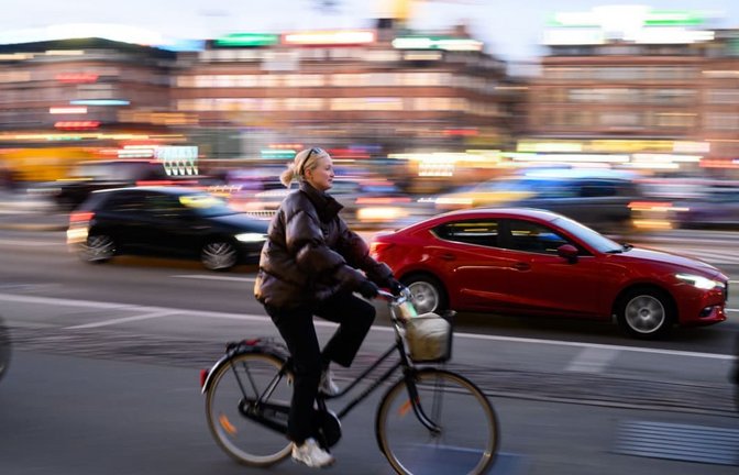 Radfahrerin in Kopenhagen: Selbst in dieser fahrradfreundlichen Stadt dominiert noch das Auto.<span class='image-autor'>Bernd von Jutrczenka/dpa</span>