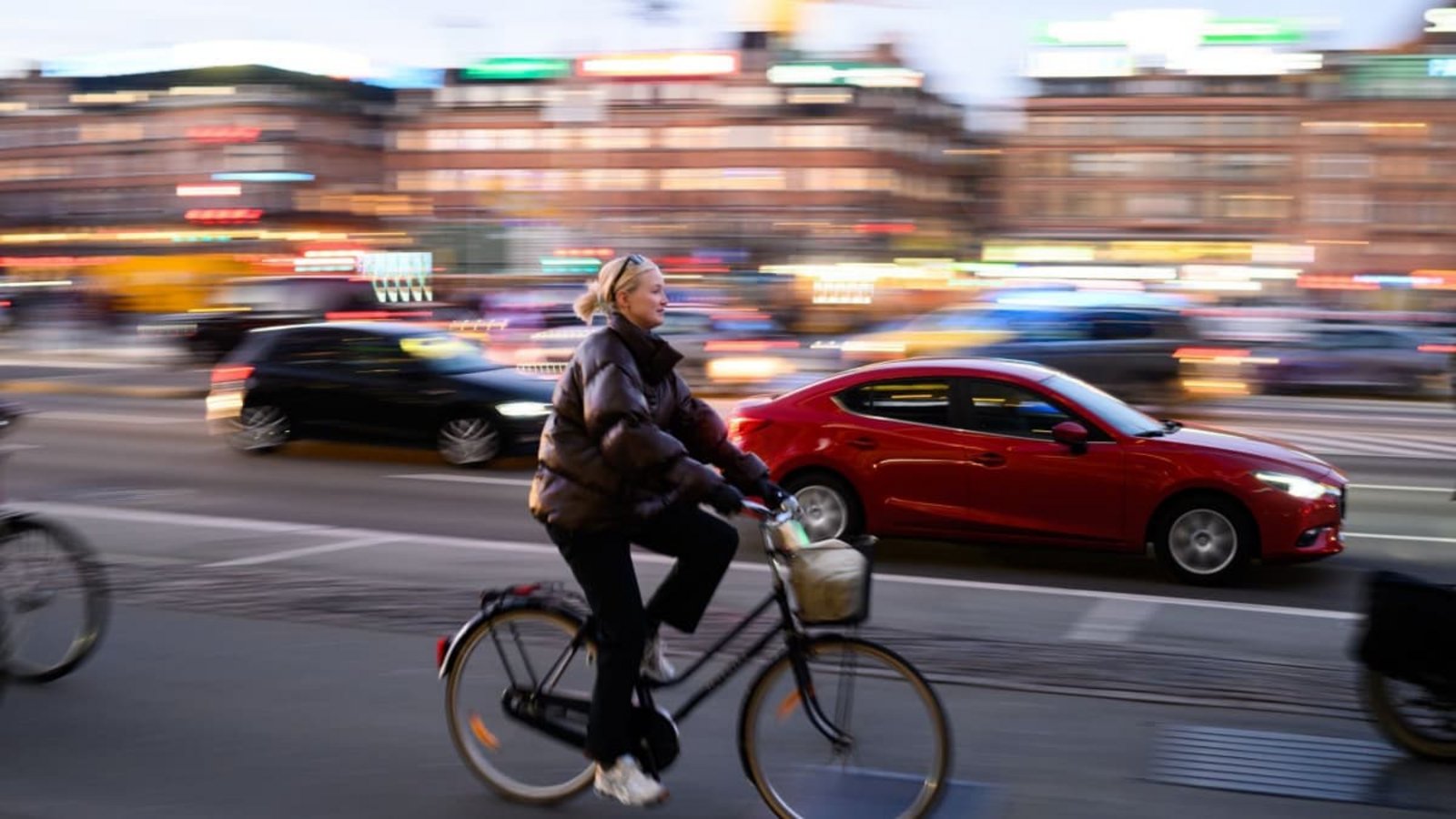 Radfahrerin in Kopenhagen: Selbst in dieser fahrradfreundlichen Stadt dominiert noch das Auto.Bernd von Jutrczenka/dpa Radfahrerin in Kopenhagen: Selbst in dieser fahrradfreundlichen Stadt dominiert noch das Auto.Bernd von Jutrczenka/dpa