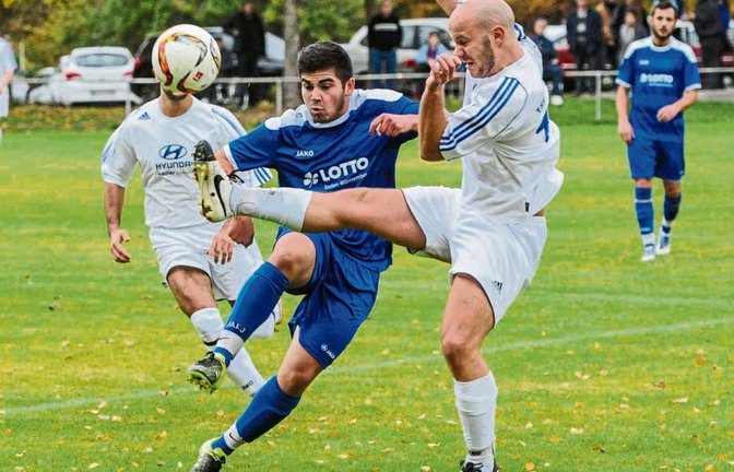 Häfnerhaslachs Verteidiger Marcel Scholz (rechts) klärt vor Vaihingens Ahmed Ciftci. Letztlich setzte sich aber der VfB durch. Foto: Leitner