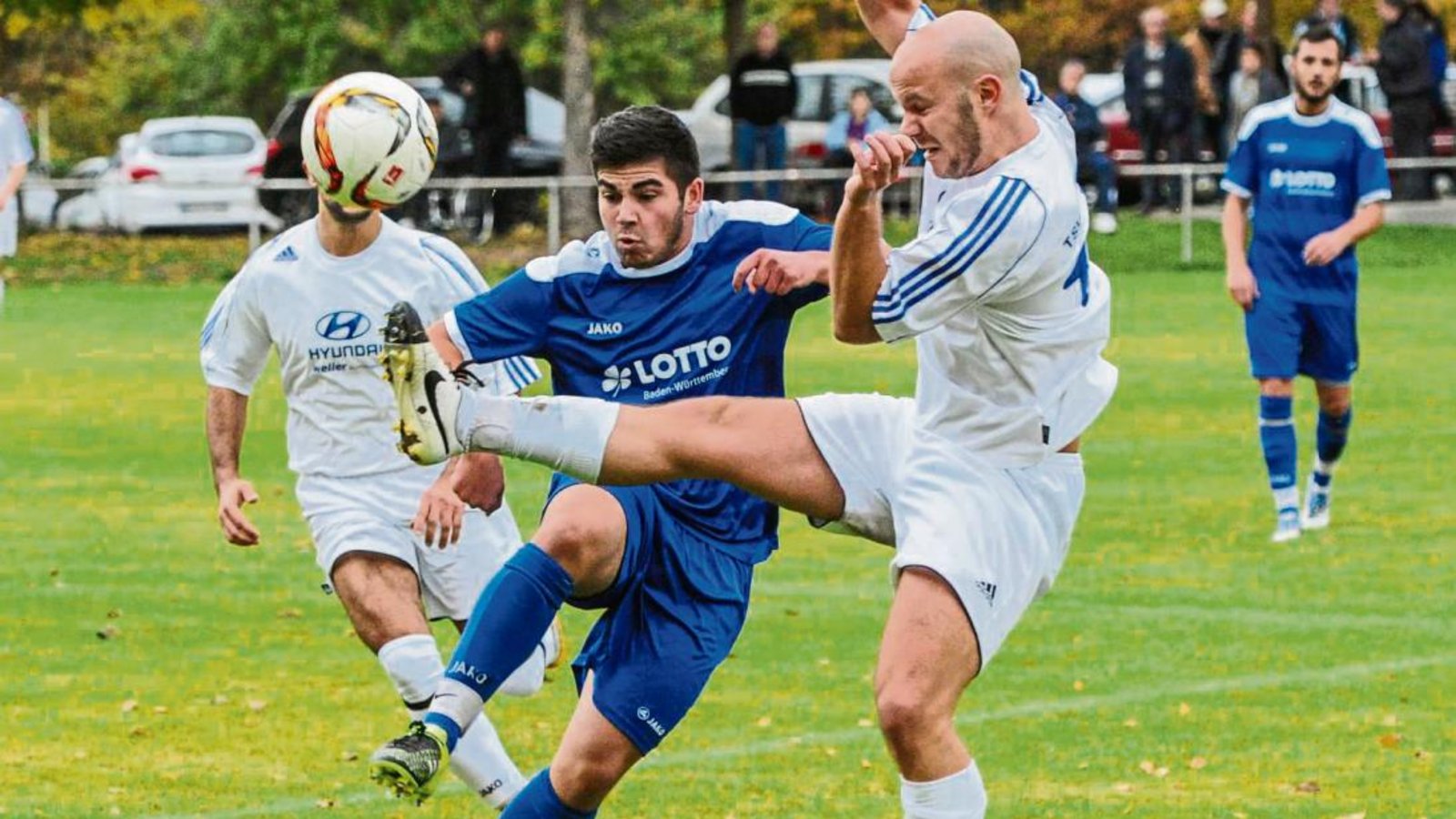 Häfnerhaslachs Verteidiger Marcel Scholz (rechts) klärt vor Vaihingens Ahmed Ciftci. Letztlich setzte sich aber der VfB durch. Foto: Leitner Häfnerhaslachs Verteidiger Marcel Scholz (rechts) klärt vor Vaihingens Ahmed Ciftci. Letztlich setzte sich aber der VfB durch. Foto: Leitner