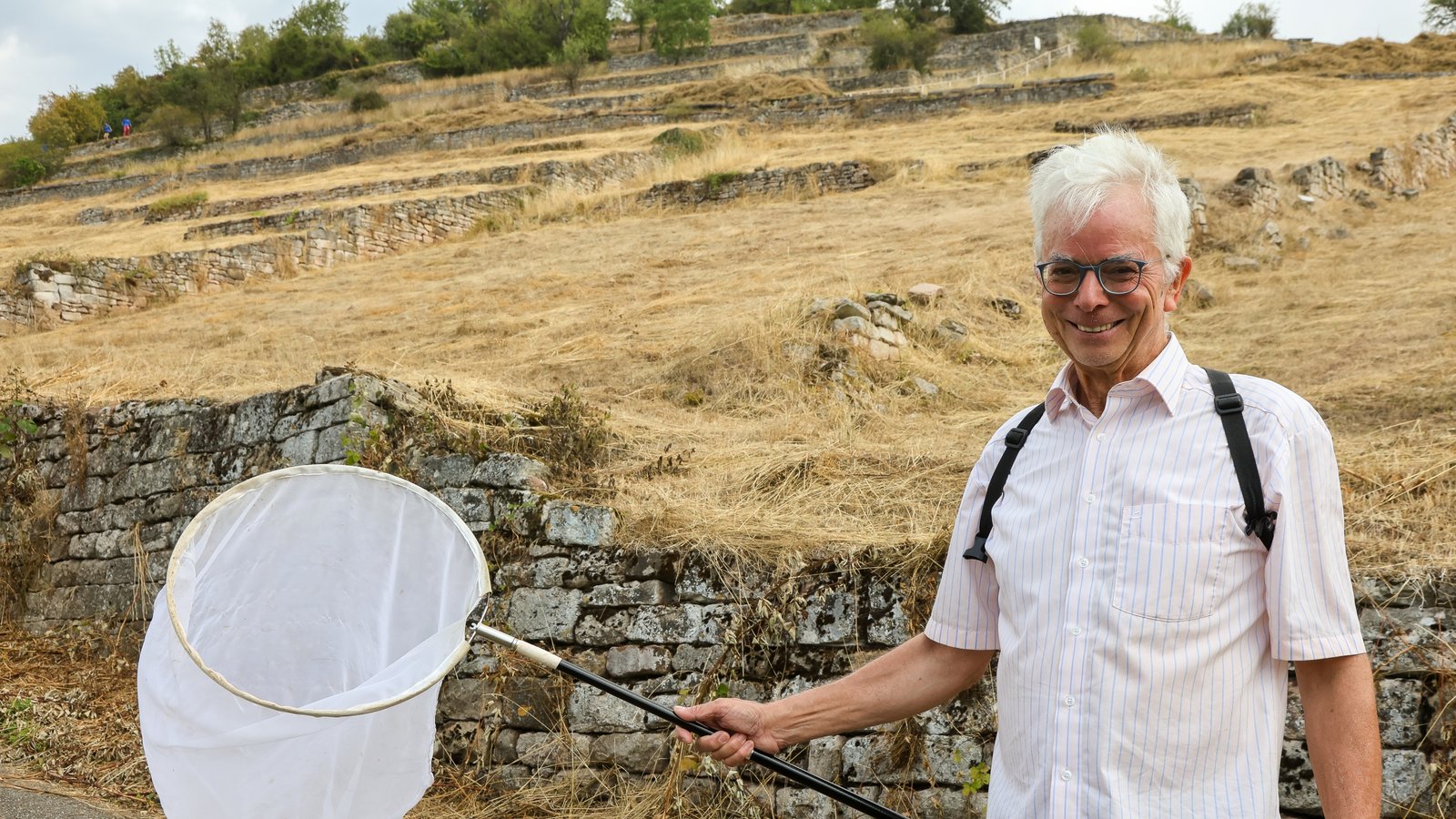Das Netz bleibt leer: Christoph Kaup vom Nabu entdeckt am Geigersberg nur wenige Schmetterlinge oder Falter. Den Tieren ist es aktuell einfach zu heiß und zu trocken. Foto: Oliver Bürkle Das Netz bleibt leer: Christoph Kaup vom Nabu entdeckt am Geigersberg nur wenige Schmetterlinge oder Falter. Den Tieren ist es aktuell einfach zu heiß und zu trocken. Foto: Oliver Bürkle