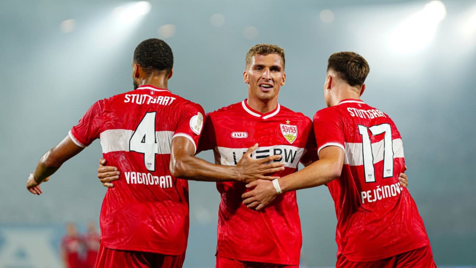 Beim VfB Stuttgart läuft es bereits. Josha Vagnoman, Grischa Prömel und Dzenan Pejcinovic freuen sich über den 4:0-Sieg in Rostock.Eibner-Pressefoto/Marcel von Fehrn Beim VfB Stuttgart läuft es bereits. Josha Vagnoman, Grischa Prömel und Dzenan Pejcinovic freuen sich über den 4:0-Sieg in Rostock.Eibner-Pressefoto/Marcel von Fehrn