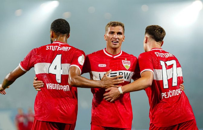 Beim VfB Stuttgart läuft es bereits. Josha Vagnoman, Grischa Prömel und Dzenan Pejcinovic freuen sich über den 4:0-Sieg in Rostock.<span class='image-autor'>Eibner-Pressefoto/Marcel von Fehrn</span>