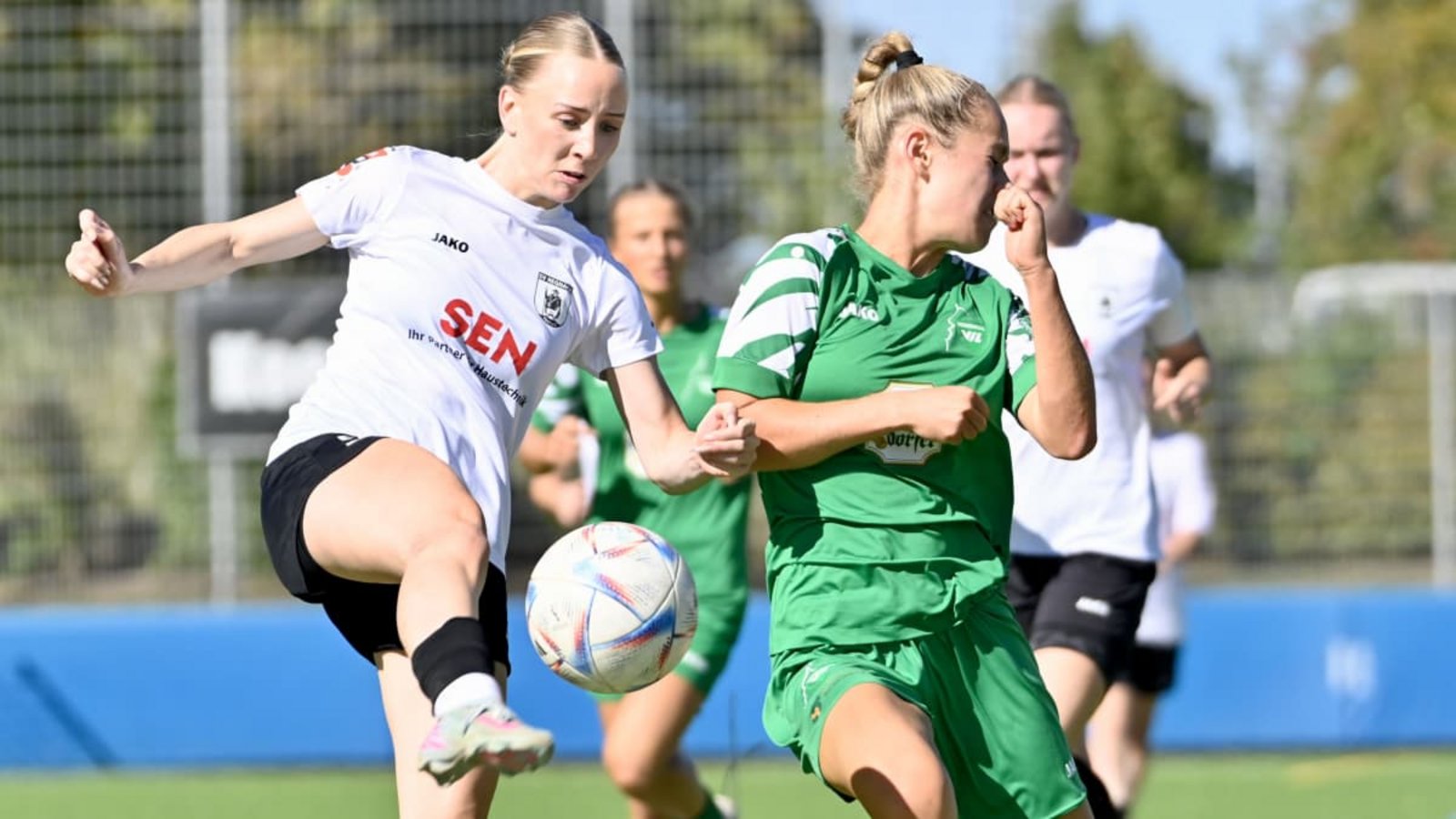 Es fehlt das Glück: Lotta Brunnenmiller (rechts) und der VfL Herrenberg tun sich beim SV Hegnach schwer.Kevin Schuon