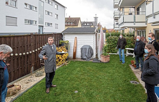 Konrad Epple (Zweiter von links) als Kommissionsvorsitzender des Petitionsausschusses und Andreas Kenner (links) haben sich die Situation vor Ort angeschaut. Noch ist nicht entschieden, ob die Gartenhäuschen bleiben dürfen.  Foto: Bürkle