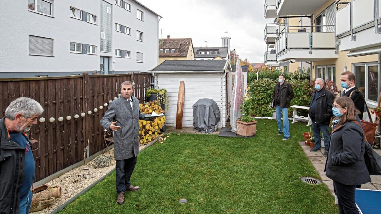 Konrad Epple (Zweiter von links) als Kommissionsvorsitzender des Petitionsausschusses und Andreas Kenner (links) haben sich die Situation vor Ort angeschaut. Noch ist nicht entschieden, ob die Gartenhäuschen bleiben dürfen. Foto: Bürkle Konrad Epple (Zweiter von links) als Kommissionsvorsitzender des Petitionsausschusses und Andreas Kenner (links) haben sich die Situation vor Ort angeschaut. Noch ist nicht entschieden, ob die Gartenhäuschen bleiben dürfen. Foto: Bürkle