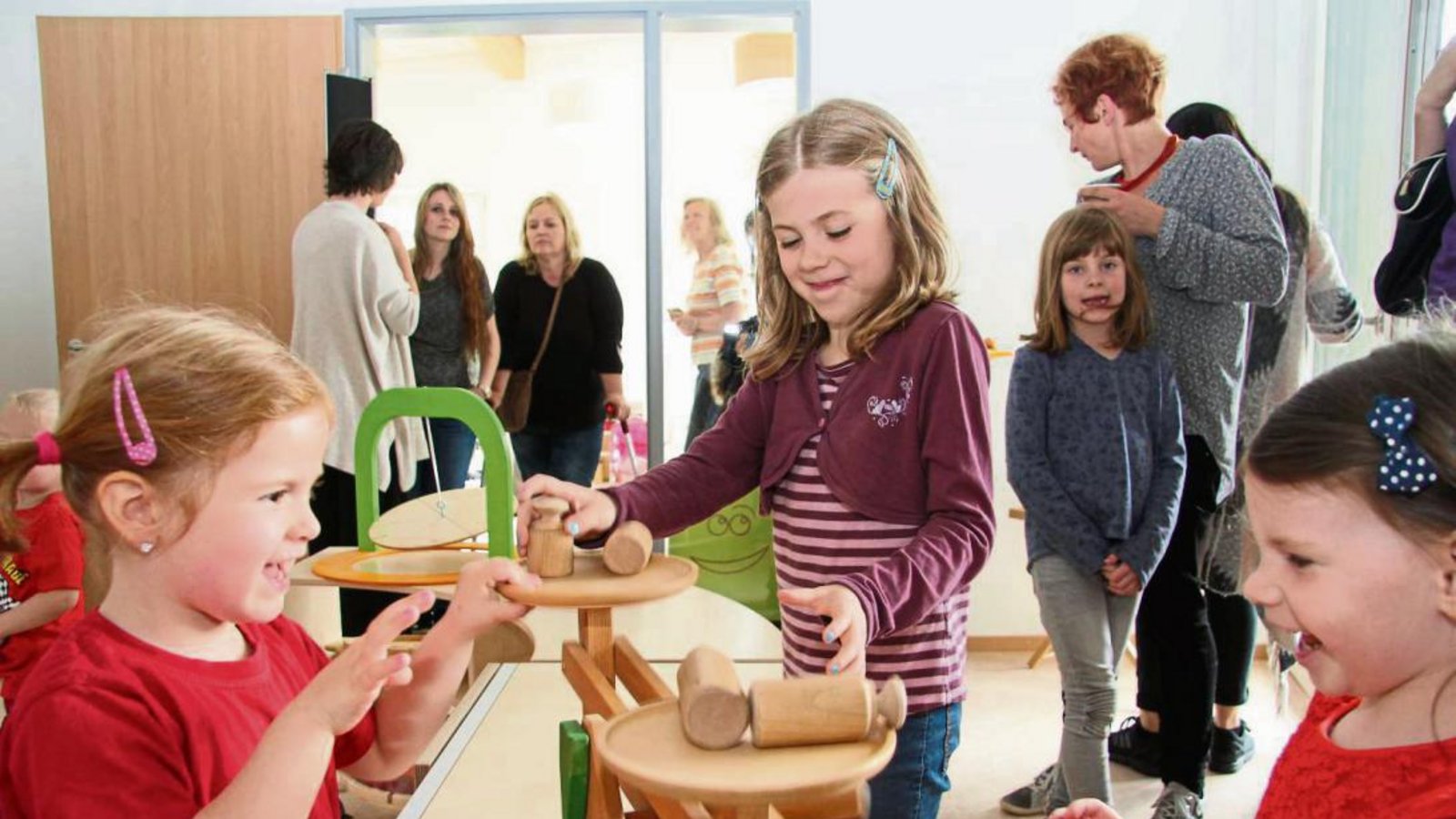 Mit sichtbarer Begeisterung haben die Kinder ihren neuen Kindergarten in Besitz genommen. Fotos: Banholzer Mit sichtbarer Begeisterung haben die Kinder ihren neuen Kindergarten in Besitz genommen. Fotos: Banholzer