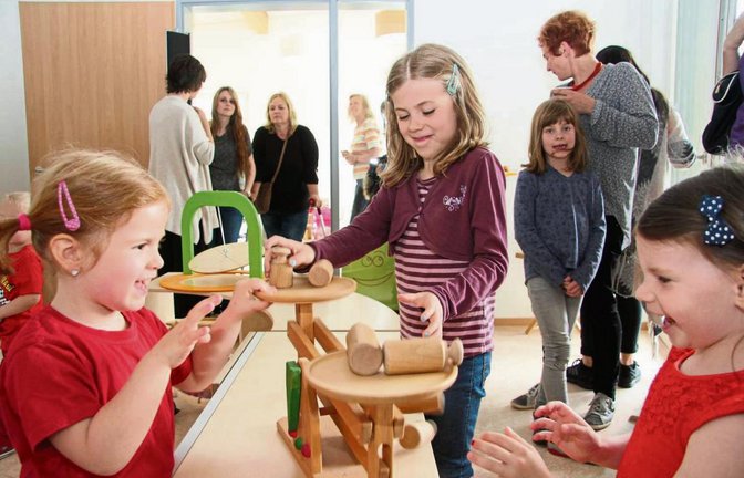 Mit sichtbarer Begeisterung haben die Kinder ihren neuen Kindergarten in Besitz genommen.  Fotos: Banholzer