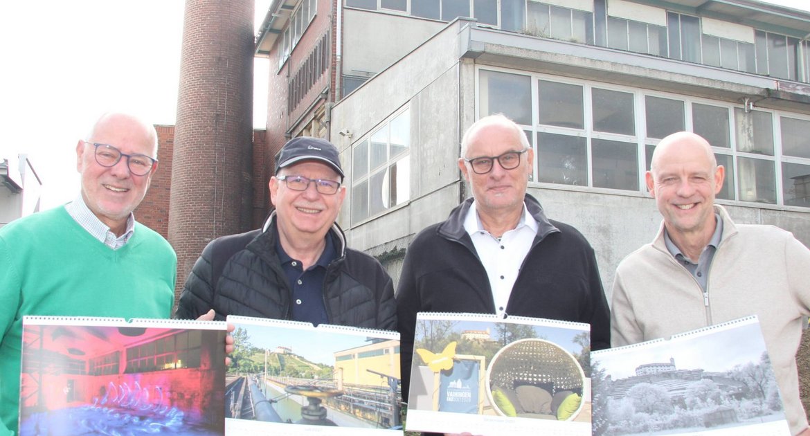 Vaihingen Häcker-Areal Gartenschau Kalender (von links): Peter Winterfeldt (zweiter Vorsitzender Bürger-Treff), Peter Bornmann (Foto-Gruppe Bürger-Treff), Norbert Geissel (Geschäftsführer Eigenbetrieb Gartenschau), Peter Lohrmann (Eigenbetrieb Gartenschau) Fotografie Fotokunst