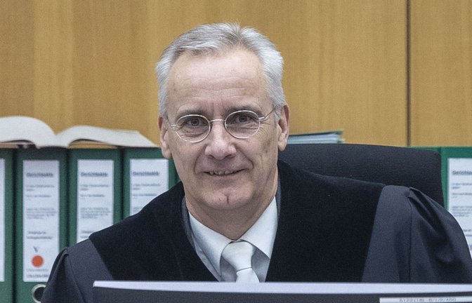 Richter Joachim Holzhausen: „Wissen Sie, der Unterschied zwischen Nürnberg und diesem Verfahren sind vier Worte: ‚Die Todesstrafe ist abgeschafft!’ So steht es in unserer Verfassung.“<span class='image-autor'>Foto: Lichtgut/Leif Piechowski</span>