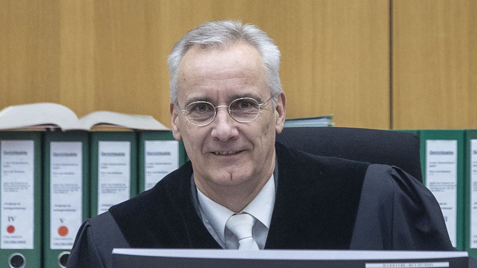 Richter Joachim Holzhausen: „Wissen Sie, der Unterschied zwischen Nürnberg und diesem Verfahren sind vier Worte: ‚Die Todesstrafe ist abgeschafft!’ So steht es in unserer Verfassung.“Foto: Lichtgut/Leif Piechowski Richter Joachim Holzhausen: „Wissen Sie, der Unterschied zwischen Nürnberg und diesem Verfahren sind vier Worte: ‚Die Todesstrafe ist abgeschafft!’ So steht es in unserer Verfassung.“Foto: Lichtgut/Leif Piechowski