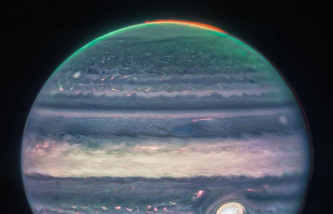 Eine Aufnahme des Jupiter durch das James-Webb-Teleskop – bei der Beobachtung eines anderen Gasriesen wurde jetzt ein spannender Fund gemacht.<span class='image-autor'>Foto: dpa/NASA</span>