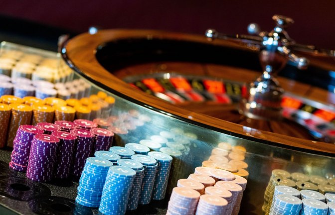 Ein Spieltisch mit Spielchips für Roulette steht im Kasino Baden-Baden (Archivbild).<span class='image-autor'>Foto: Philipp von Ditfurth/dpa</span>