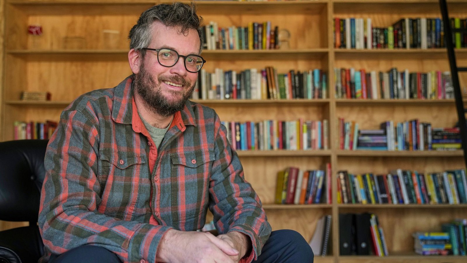 John Green wurde durch Jugendbücher wie "Das Schicksal ist ein mieser Verräter" bekannt. (Archivbild)Foto: Michael Conroy/AP/dpa