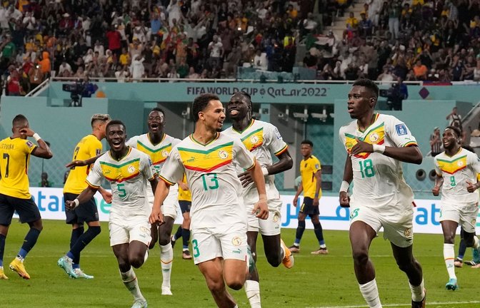 Senegals Ismaila Sarr (r) jubelt nach seinem Treffer zum 1:0 mit seinen Mitspielern.<span class='image-autor'>Foto: Natacha Pisarenko/AP/dpa</span>