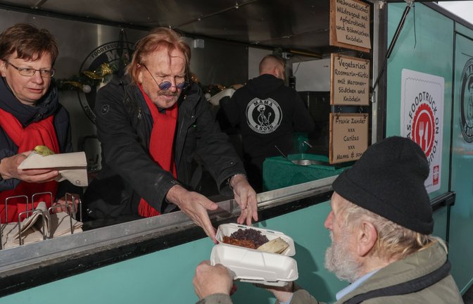 Frank Zander verteilt wieder Essen an bedürftige Menschen.<span class='image-autor'>Foto: dpa/Jörg Carstensen</span>