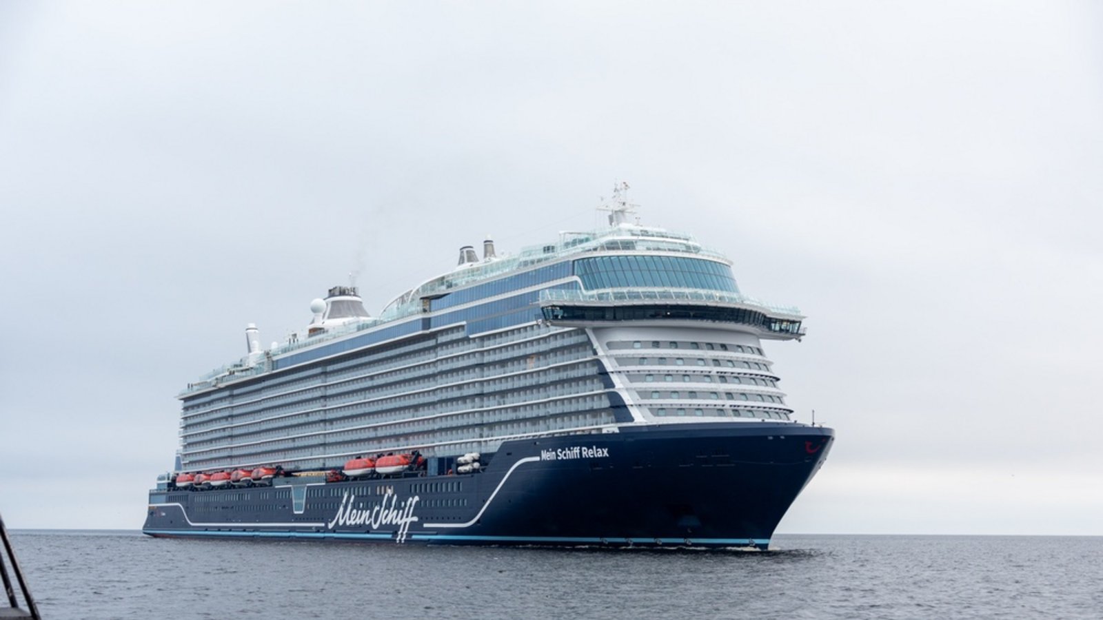 Großeinsatz im Kieler Hafen: Warum die Mein Schiff Relax plötzlich geräumt wurde und was dahintersteckt.Foto: Karlis Miksons / Shutterstock.com Großeinsatz im Kieler Hafen: Warum die Mein Schiff Relax plötzlich geräumt wurde und was dahintersteckt.Foto: Karlis Miksons / Shutterstock.com