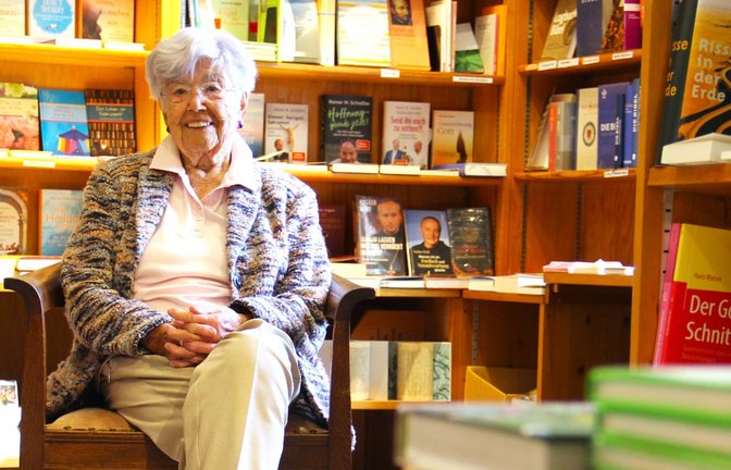 Brigitte Homburger arbeitet noch immer in ihrem Buchladen.<span class='image-autor'>Foto: Uli Fricker</span>