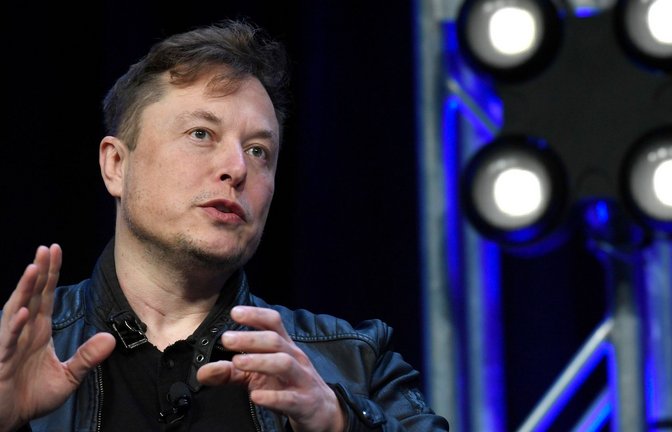 Tech-Milliardär Elon Musk hatte im vergangenen Herbst Twitter übernommen. Die Plattform wurde mittlerweile in X umbenannt.<span class='image-autor'>Foto: Susan Walsh/AP/dpa/Archiv</span>