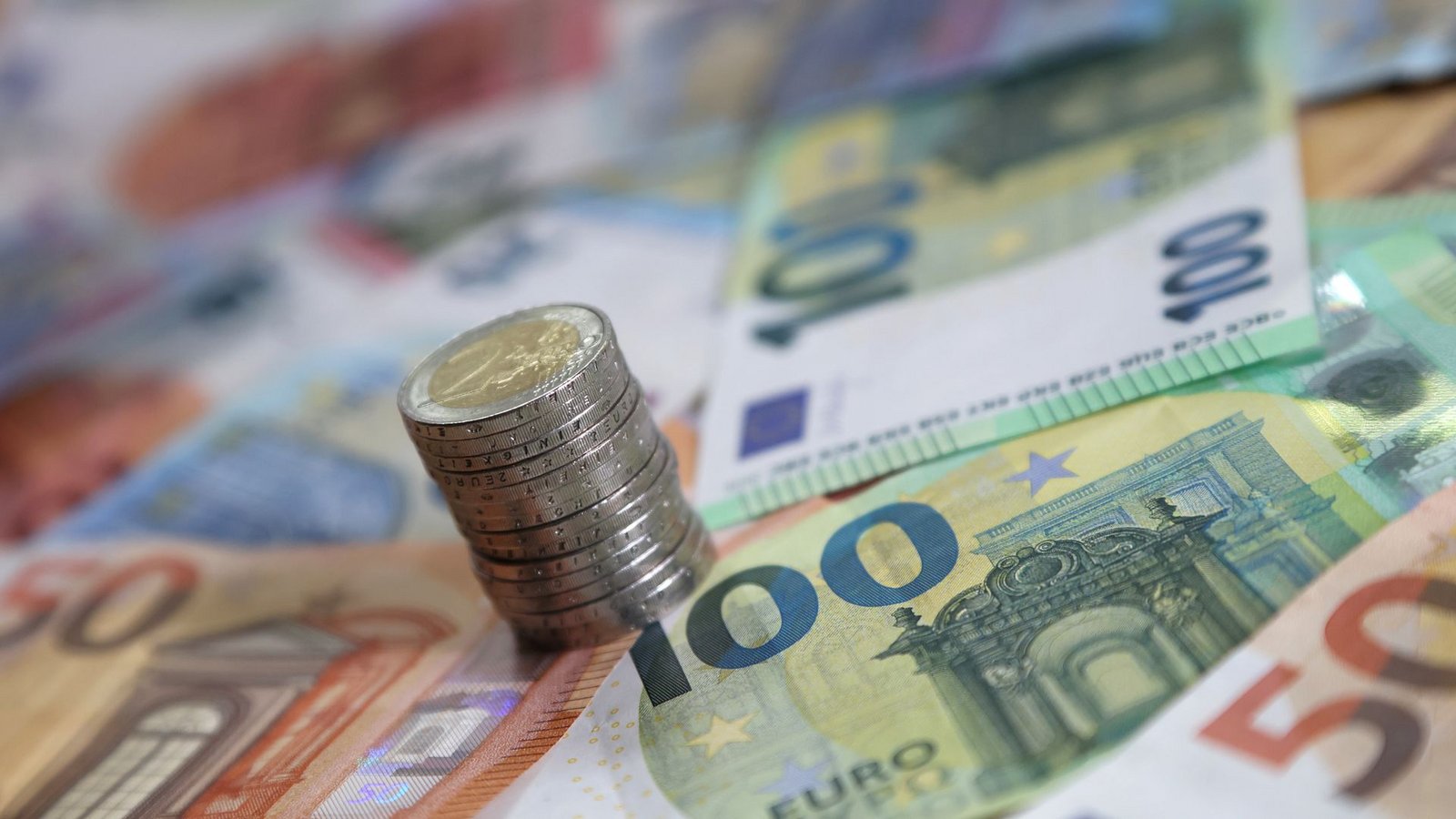 Wie reich man ist, hängt nicht nur am Einkommen, sondern auch daran, wie teuer Waren und Dienstleistungen sind. (Symbolbild)Foto: Karl-Josef Hildenbrand/dpa