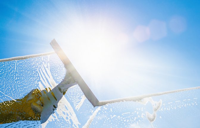 Kann man die Fenster bei Sonne putzen?<span class='image-autor'>Foto: Audio und werbung / shutterstock.com</span>