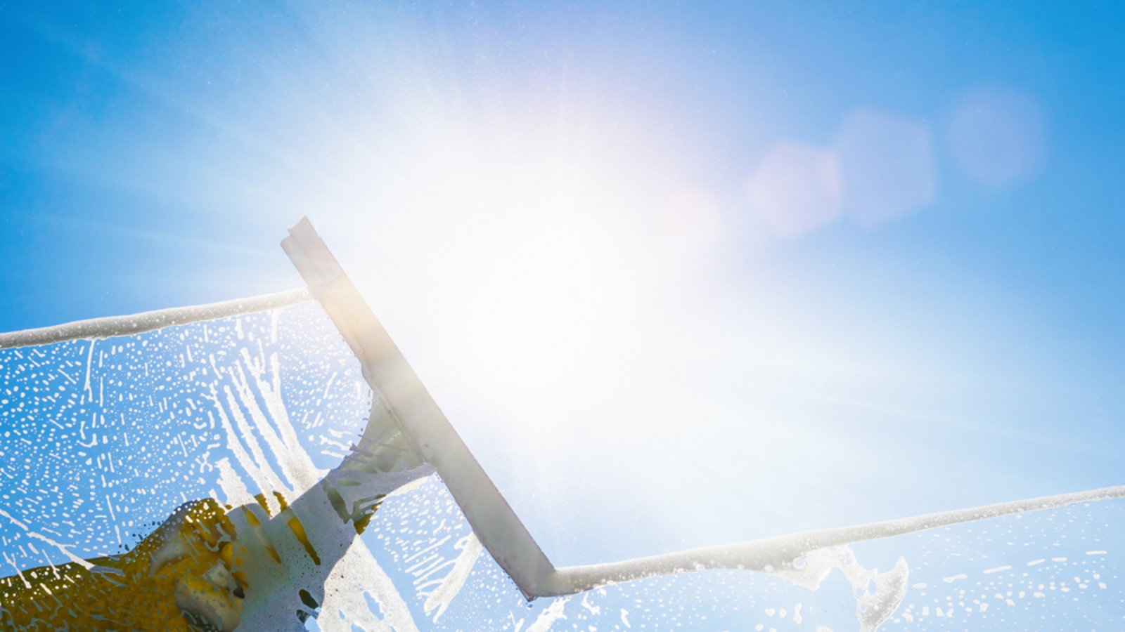 Kann man die Fenster bei Sonne putzen?Foto: Audio und werbung / shutterstock.com