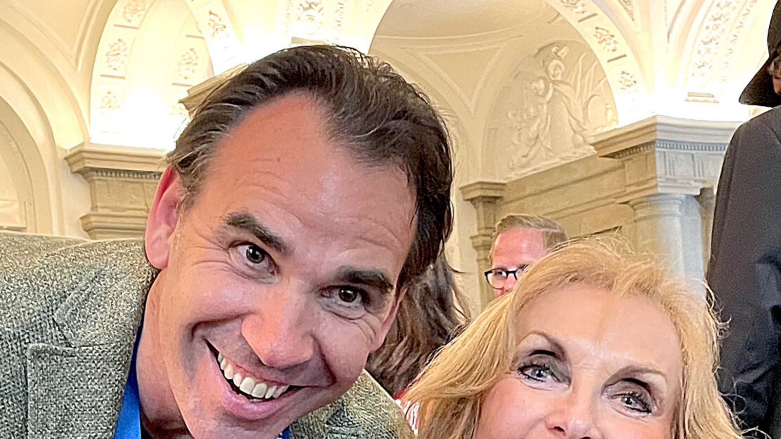 Caterer Michael Wilhelmer mit Margot Mayer-Vorfelder im VIP-Bereich. Gastronom Michael Wilhelmer ist für das Büfett im VIP-Bereich des Neuen Schloss verantwortlich. Unter seinen Gästen: Margot Mayer-Vorfelder, die Witwe von Gerhard Mayer-Vorfelder.Foto: /Helmut Ulrich Caterer Michael Wilhelmer mit Margot Mayer-Vorfelder im VIP-Bereich. Gastronom Michael Wilhelmer ist für das Büfett im VIP-Bereich des Neuen Schloss verantwortlich. Unter seinen Gästen: Margot Mayer-Vorfelder, die Witwe von Gerhard Mayer-Vorfelder.Foto: /Helmut Ulrich