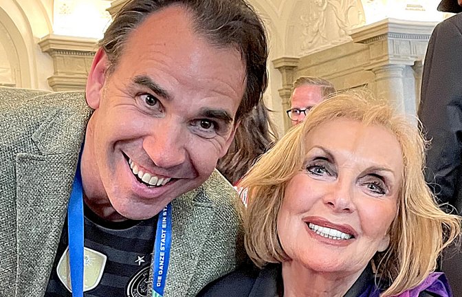Caterer Michael Wilhelmer mit Margot Mayer-Vorfelder im VIP-Bereich. Gastronom Michael Wilhelmer ist für das Büfett im VIP-Bereich des Neuen Schloss verantwortlich. Unter seinen Gästen: Margot Mayer-Vorfelder, die Witwe von Gerhard Mayer-Vorfelder.<span class='image-autor'>Foto: /Helmut Ulrich</span>
