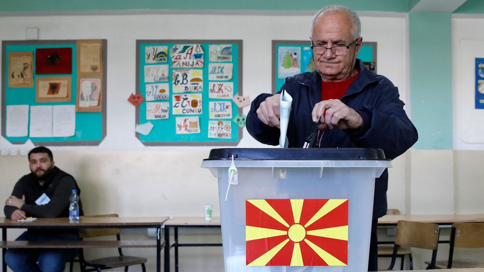 Stimmabgabe in einem Wahllokal in der Hauptstadt Skopje.Foto: Boris Grdanoski/AP/dpa