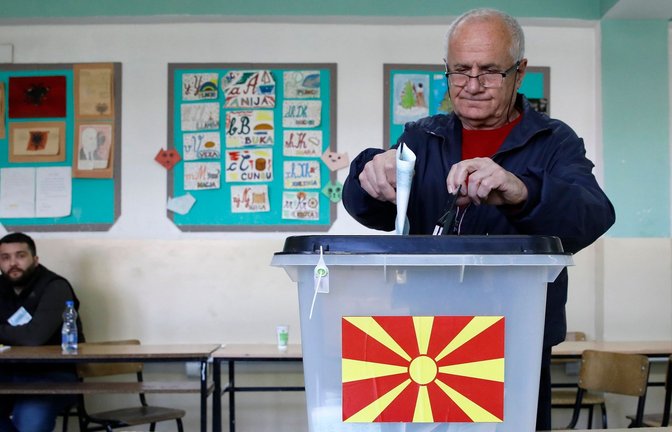 Stimmabgabe in einem Wahllokal in der Hauptstadt Skopje.<span class='image-autor'>Foto: Boris Grdanoski/AP/dpa</span>