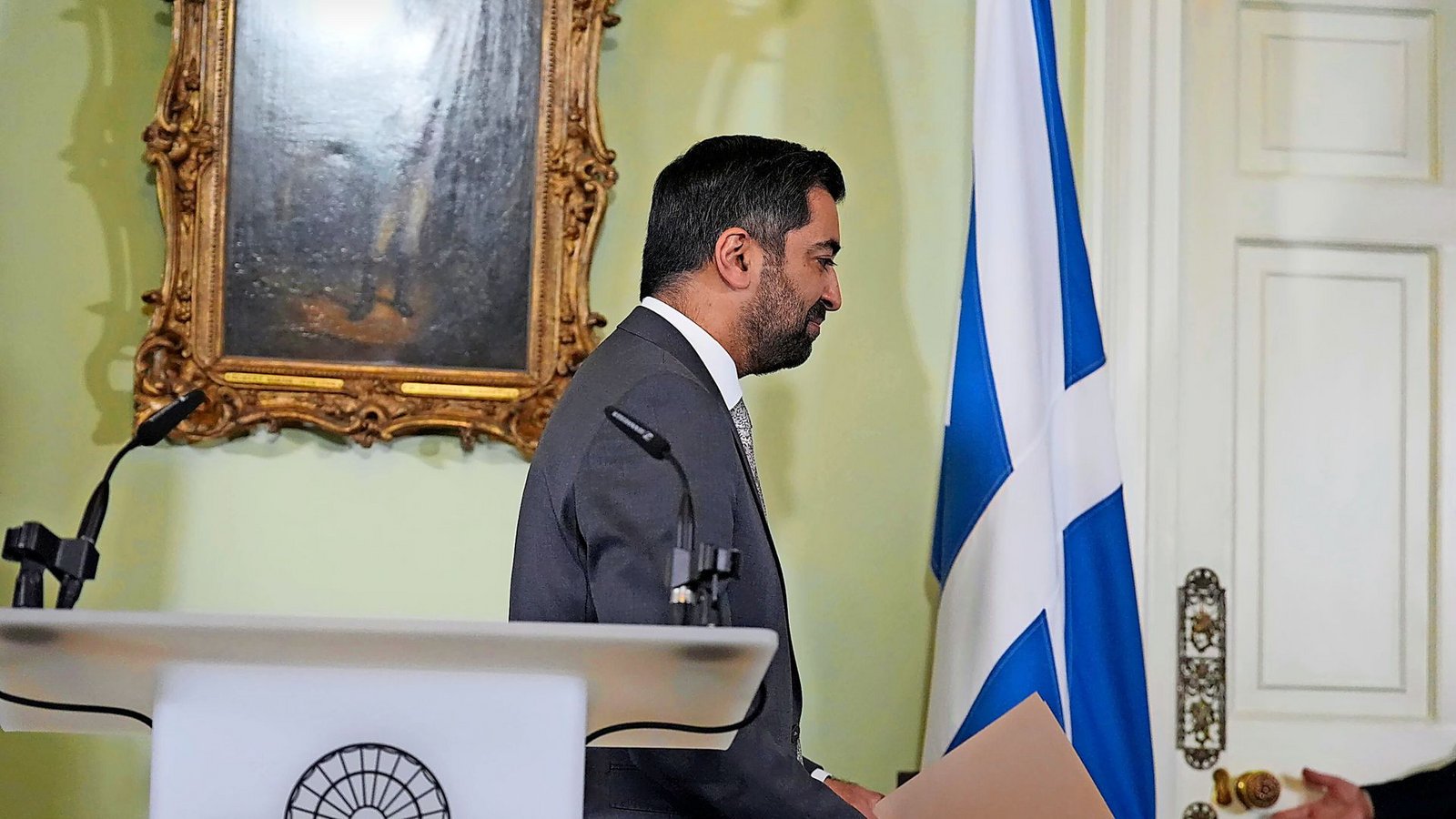 Yousaf verlässt seinen Amtssitz in Edinburgh.Foto: dpa/Andrew Milligan Yousaf verlässt seinen Amtssitz in Edinburgh.Foto: dpa/Andrew Milligan