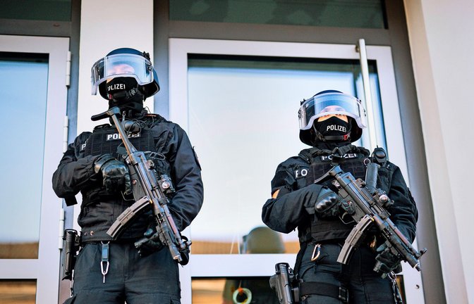 Welche Gefahr geht von Georg R. aus? Die Polizei fahndet nach ihm – vorerst nicht öffentlich und ohne Foto (Symbolbild).<span class='image-autor'>Foto: IMAGO/Noah Wedel/IMAGO/Noah Wedel</span>