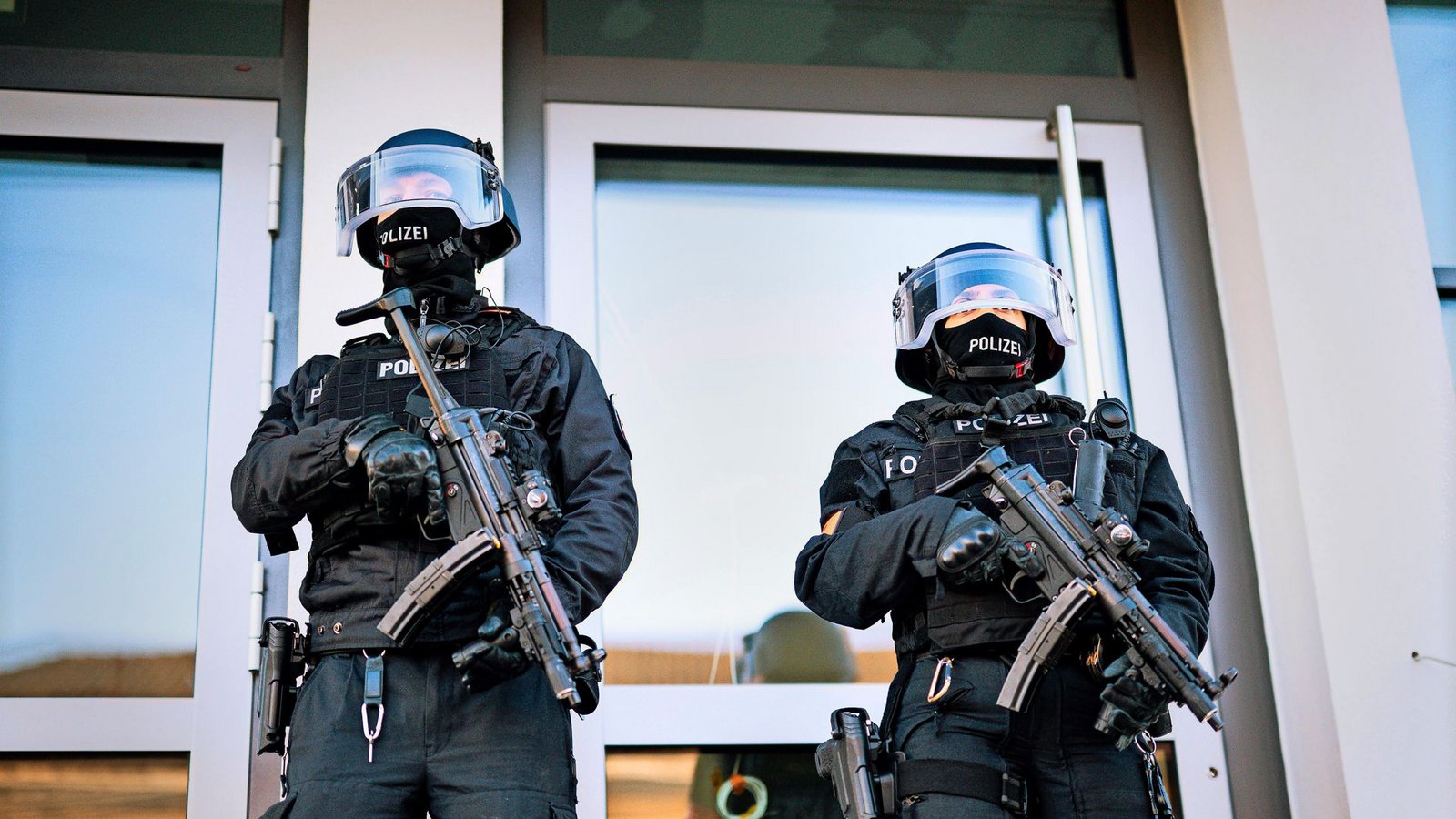 Welche Gefahr geht von Georg R. aus? Die Polizei fahndet nach ihm – vorerst nicht öffentlich und ohne Foto (Symbolbild).Foto: IMAGO/Noah Wedel/IMAGO/Noah Wedel Welche Gefahr geht von Georg R. aus? Die Polizei fahndet nach ihm – vorerst nicht öffentlich und ohne Foto (Symbolbild).Foto: IMAGO/Noah Wedel/IMAGO/Noah Wedel