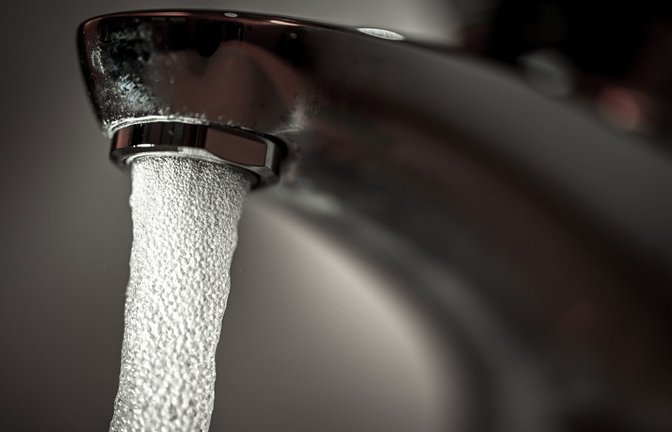 Hahn zu: Wir sollten mit Trinkwasser sparsam umgehen, rät der Deutsche Städtetag.<span class='image-autor'>Foto: dpa/Felix Kästle</span>