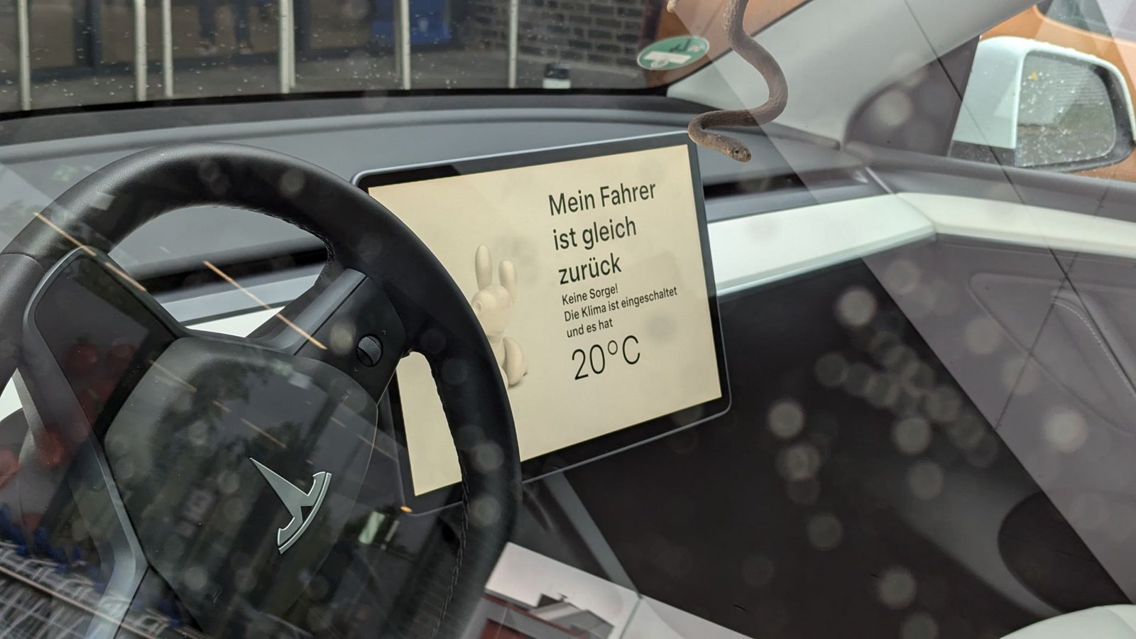Manche Autos haben eine Klimaanlage, die auch im Stand funktioniert. Verlassen sollte man sich darauf aber nicht.Foto: Steve Przybilla Manche Autos haben eine Klimaanlage, die auch im Stand funktioniert. Verlassen sollte man sich darauf aber nicht.Foto: Steve Przybilla