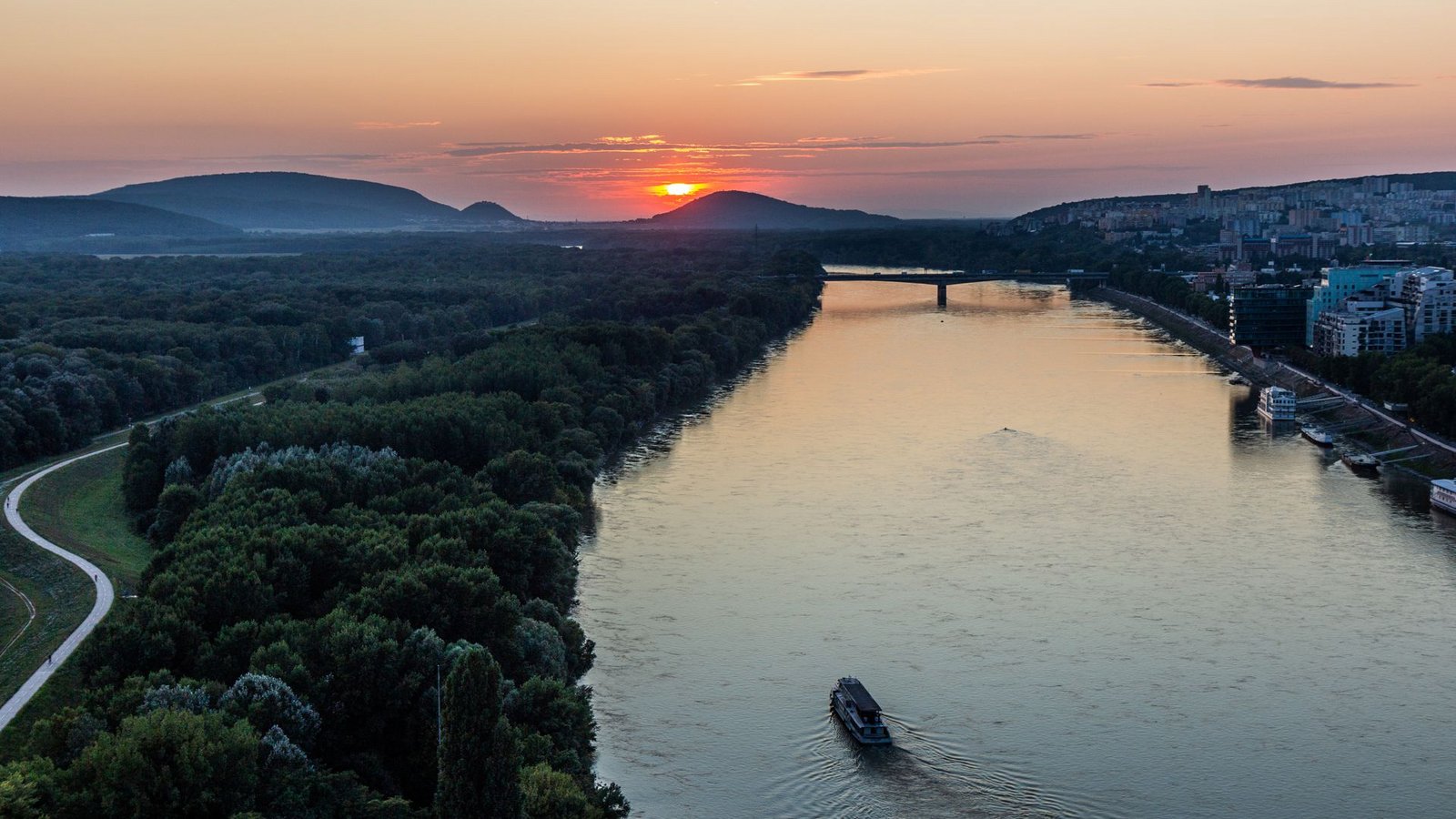 Kulturelle Schlagader Europas: Donaulandschaft bei BratislavaFoto: IMAGO/Pond5 Images