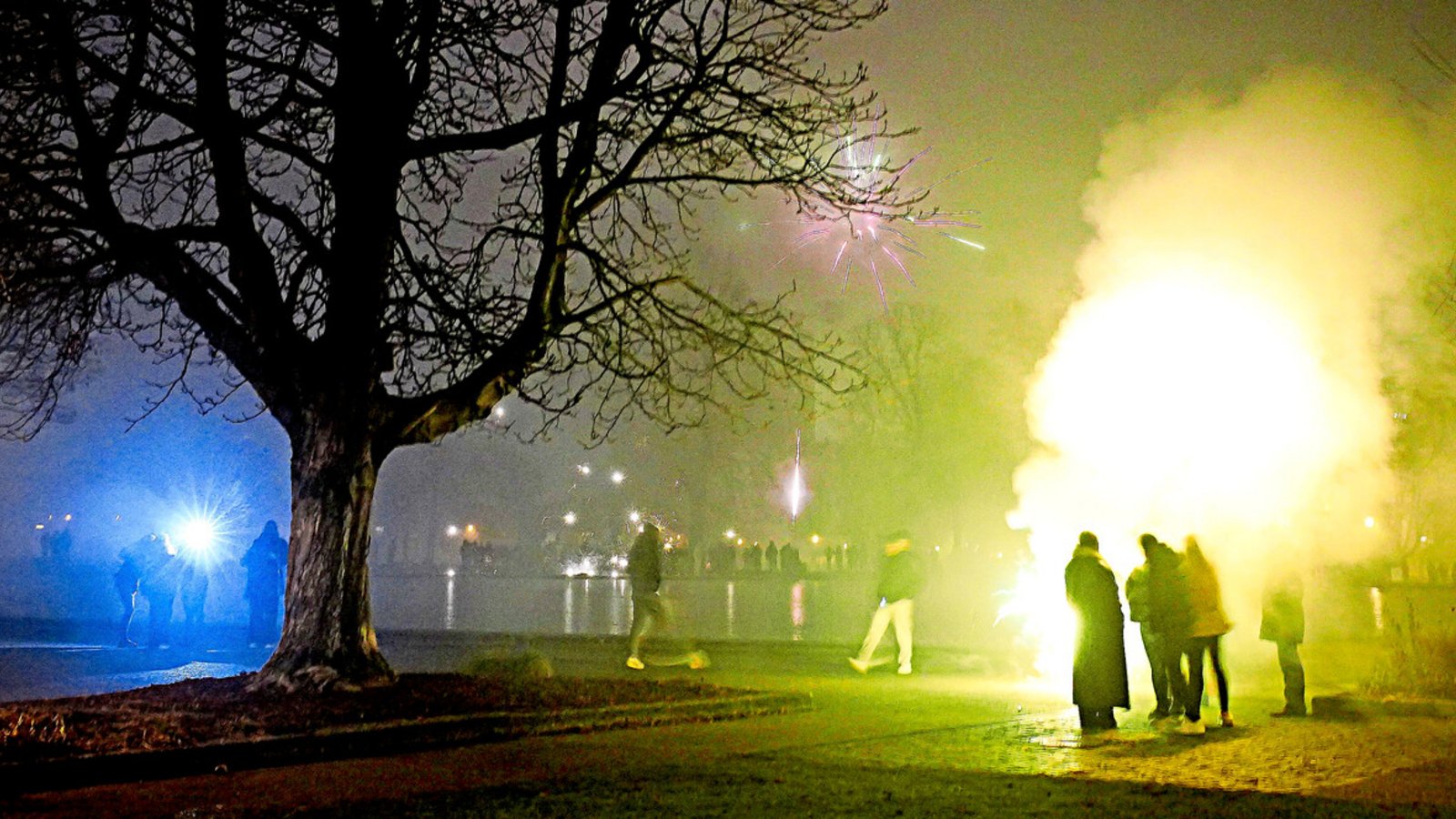 Neujahr im vergangenen Jahr am Eckensee: Wie gut greift das Böllerverbot an Silvester im Stadtkern diesmal?Foto: Ferdinando Iannone Neujahr im vergangenen Jahr am Eckensee: Wie gut greift das Böllerverbot an Silvester im Stadtkern diesmal?Foto: Ferdinando Iannone